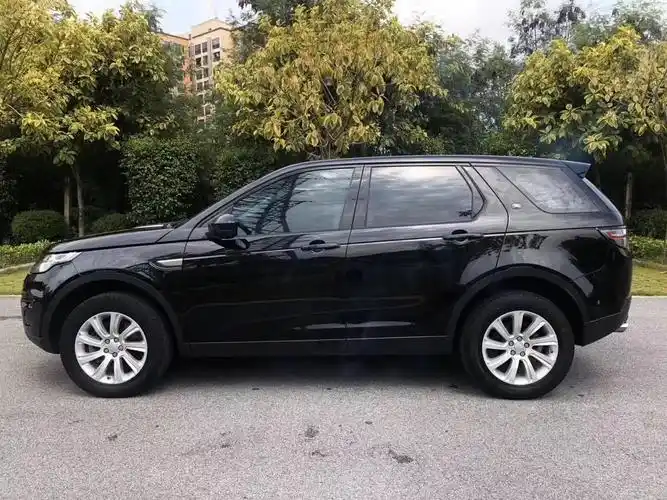 黑色的路虎发现神行具有别样的美.