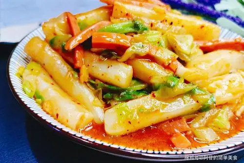 几步就搞定,这道辣炒年糕,软糯有嚼劲,更加适合"中国胃"_卷心菜