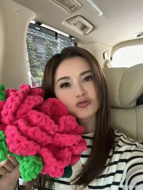 twins晒双生花开工照#今日,twins@蔡卓妍@鍾欣潼微博晒出手工双苫花