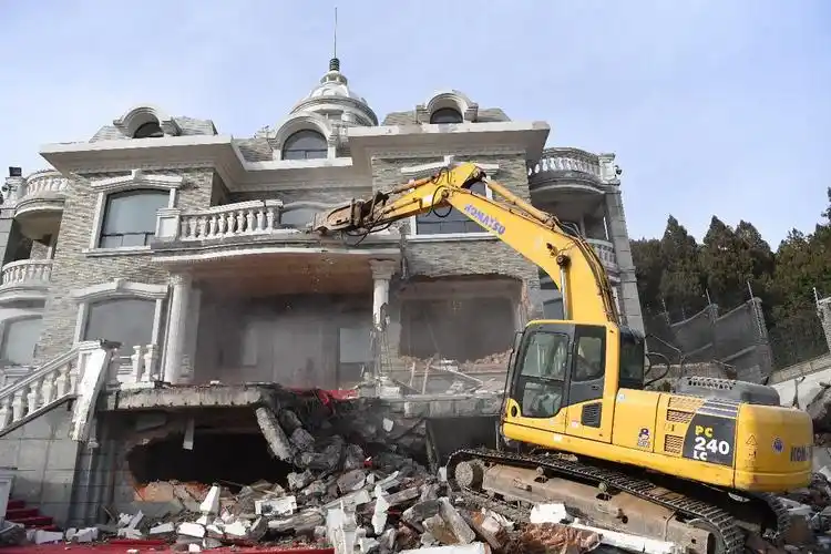 济南最引人瞩目的违建别墅金鸡岭大白宫被彻底拆除