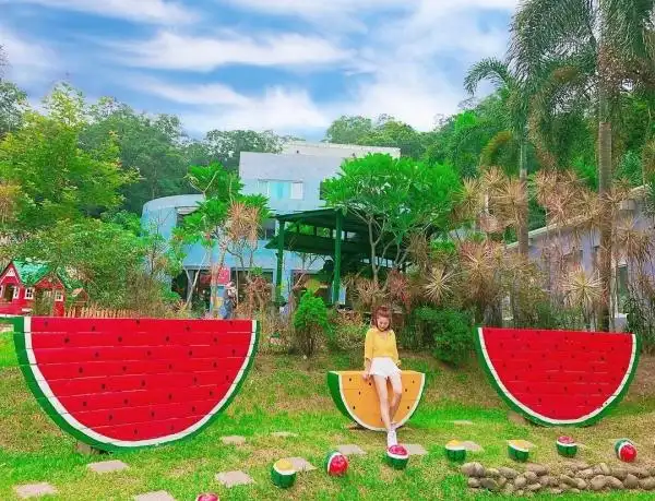 「西瓜亲子乐园」玩到疯,搭「小火车」,酷炫「草地滑梯」戏水沙坑