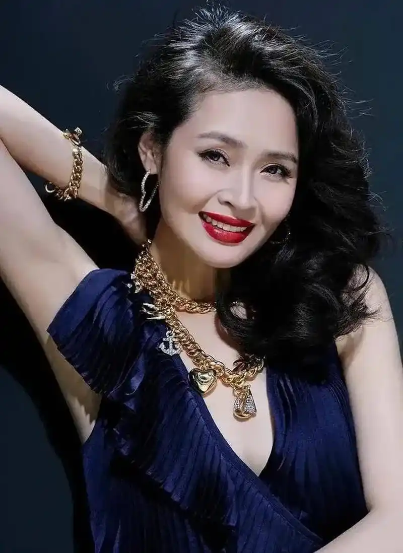 大美女于明加,性感迷人,妩媚多姿,楚楚动人.女人味十足!