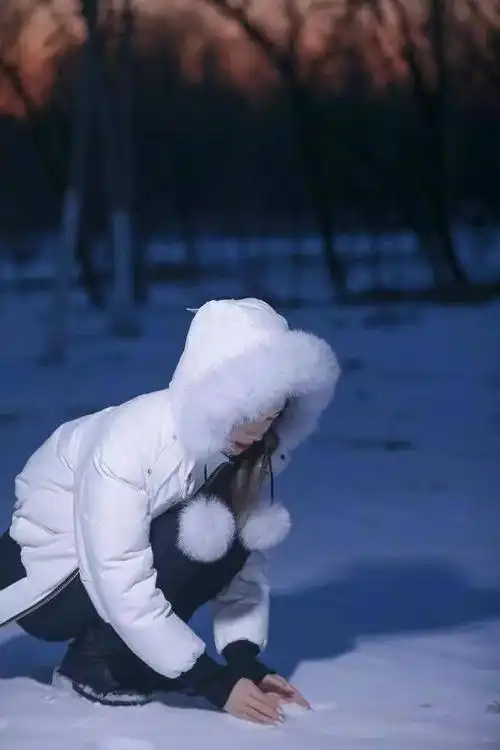 陈瑶晒私服照穿白色羽绒服蹲雪地里秀精致容颜美成初恋女孩