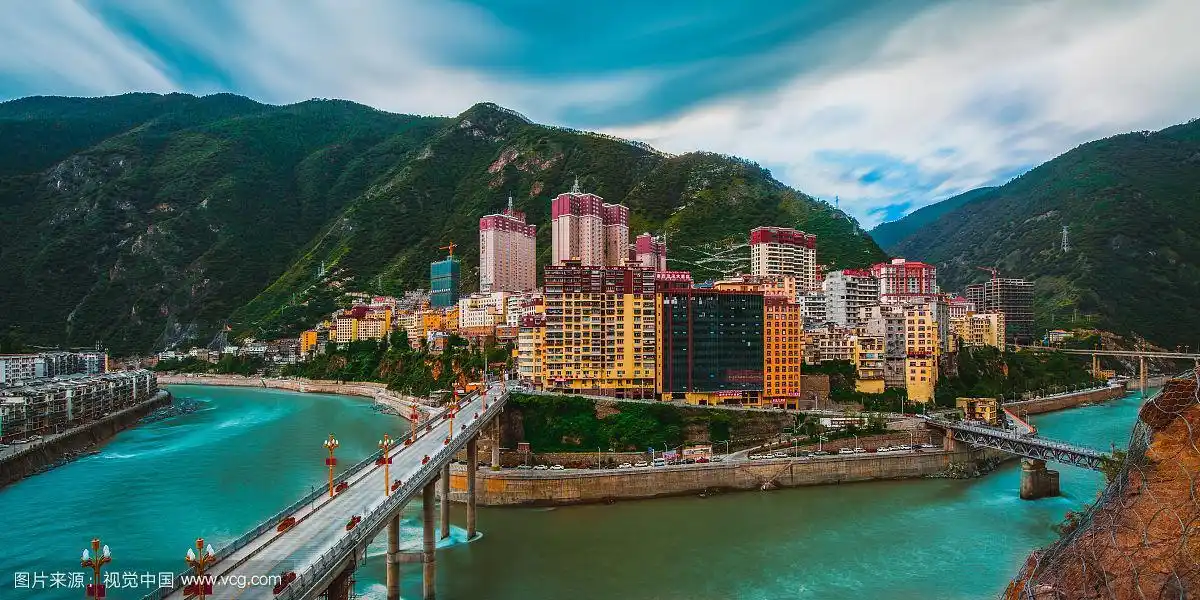 四川省甘孜州雅江县城市景色