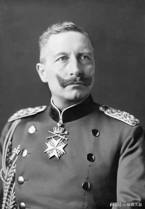 年轻的希特勒并不那么现代;在战前,他留着像德皇一样的小胡子.