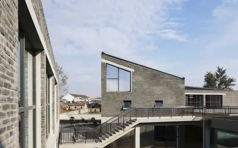 建筑立面上,内庭的墙面主要由青砖砌成,外墙则一律是白色灰泥,在纷乱