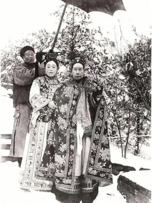 隆裕皇后(右一),后排是德龄妈妈,德龄和容龄,其实当时是母女三人都陪