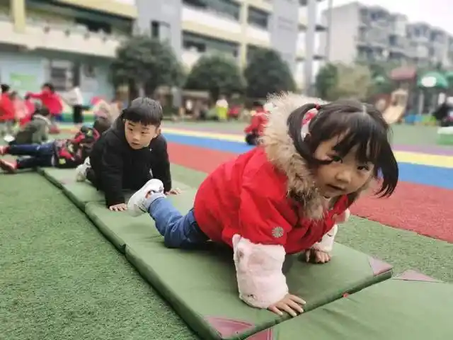 绿茵场上捕获一群萌宝记华阳幼儿园西区小班组运动活动