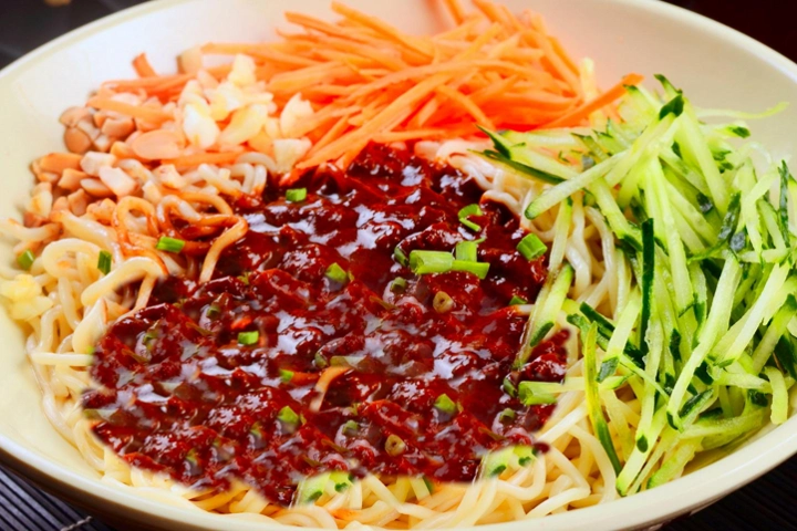 教你家常面食炸酱面的做法简单营养鲜香味美全家人一抢而空