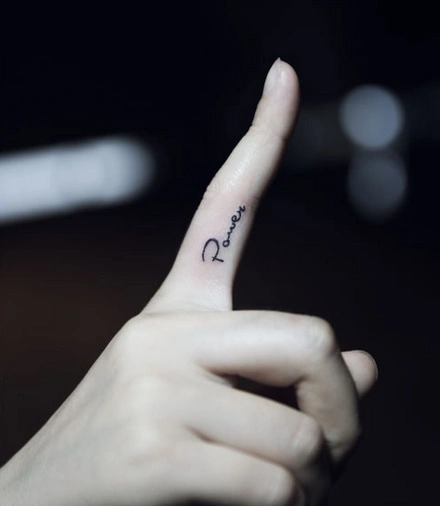 手指上小小的英文字纹身字母纹身英文纹身手指纹身