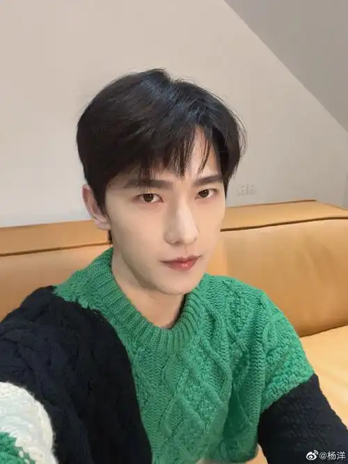 杨洋晒怼脸自拍 五官立体帅气满分