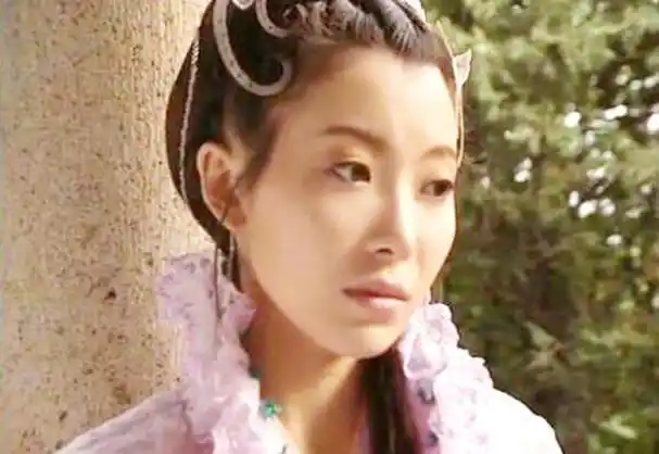 2018年,年届四十的她于《香蜜沉沉烬如霜》中化身先花神,美貌绝伦,仅