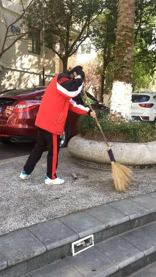 学生志愿者在扫地,清理垃圾