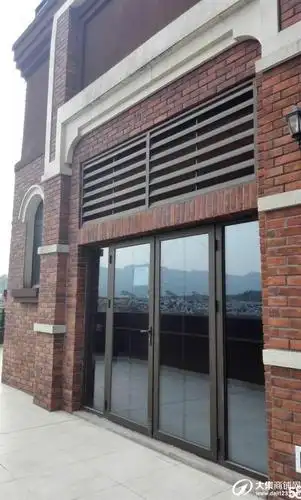 巴南区二楼转角门面双门头