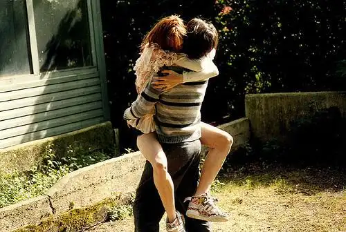 拥抱的幸福图片_安心于爱人温暖的拥抱