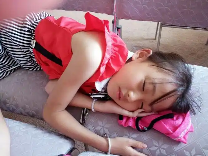 太仆寺旗第二小学四(3)有幸参加了少年宫主办的素质拓展训练活动,孩子