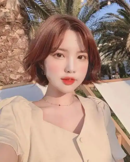 大饼脸的女孩子,选对了发型比减肥来的实在,网友:短发很瘦脸(胖脸女生