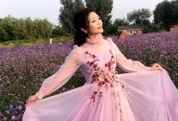 57岁李丹阳近照似冻龄穿收腰裙凹凸有致至今未婚没孩子成遗憾