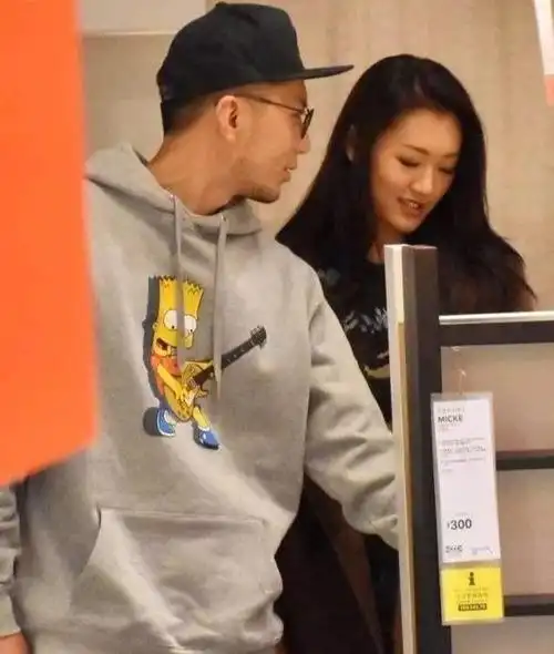 因为前女友是港姐岑杏贤,所以大家都笑言袁伟豪是港姐杀手.袁