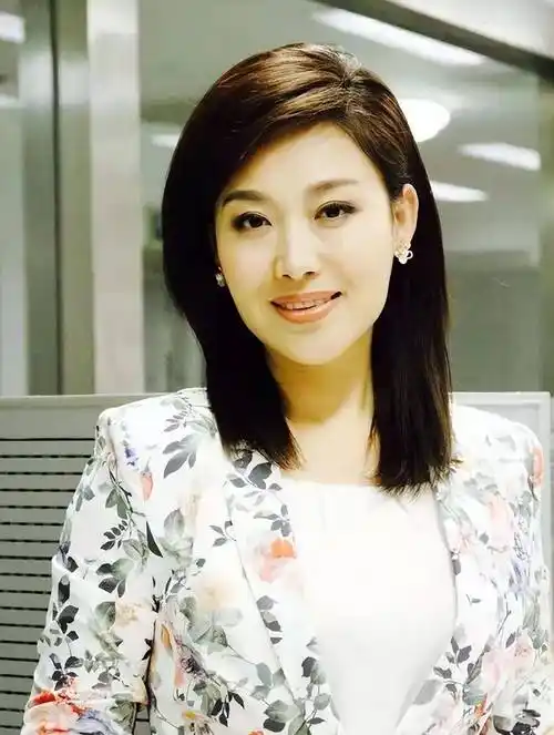 《新闻联播》美女主播郑丽:37岁做妈妈,钟爱家乡黑龙江_工作_丈夫