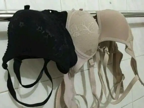 楼上阿姐的胸罩掉我家阳台上了,我该怎么办.