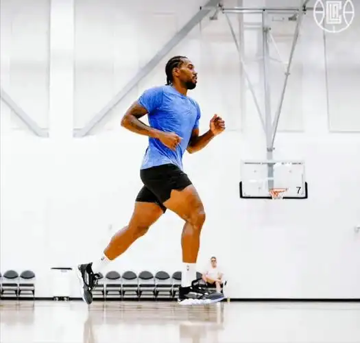 快船晒出了伦纳德最新训练照片,只看身材不看脸,你可能都猜不出这是