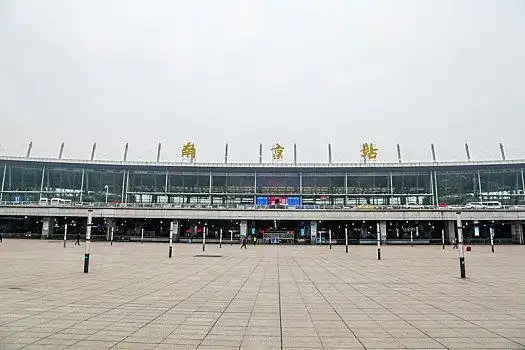 雾霭中的江苏南京火车站南广场