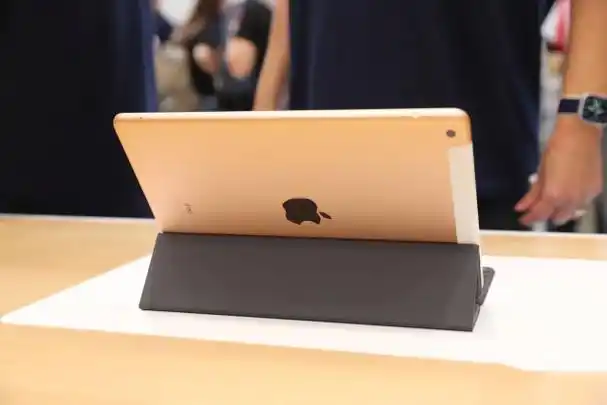 10.2英寸全新ipad真机上手体验:搭载a10处理器 支持全尺寸键盘
