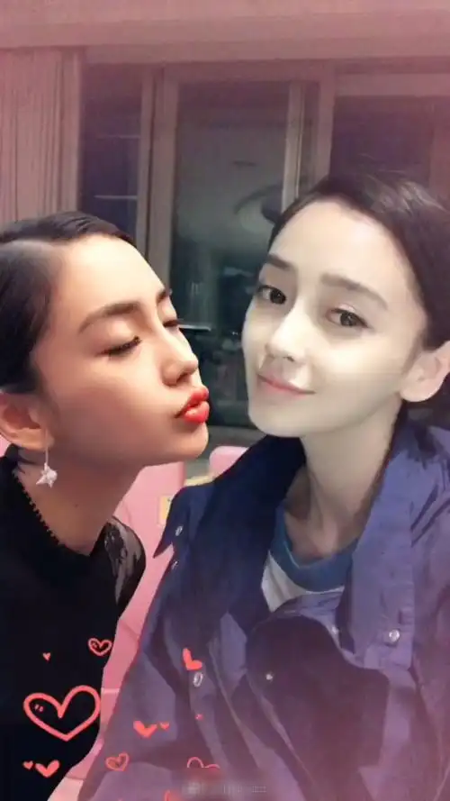 baby在小海绵房间玩自拍,两个自己同框真的美哭了!