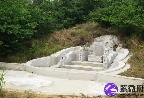 其祖坟安葬着***的祖母戴氏,生母淡氏等邓家先孺,扦庚山甲向.