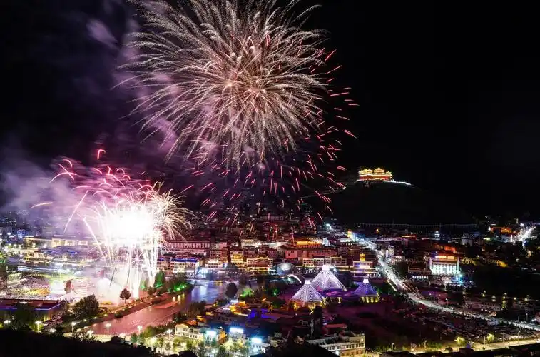 这是8月5日拍摄的玉树市夜景.新华社记者 吴刚 摄