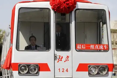北京地铁服役42年"闷罐车"退出运营