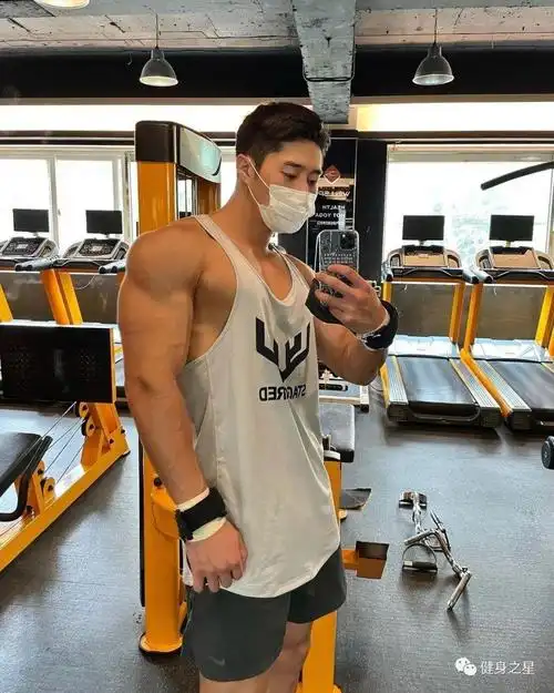 模特小哥秀身材,被网友舔屏:这肉体太上头了!