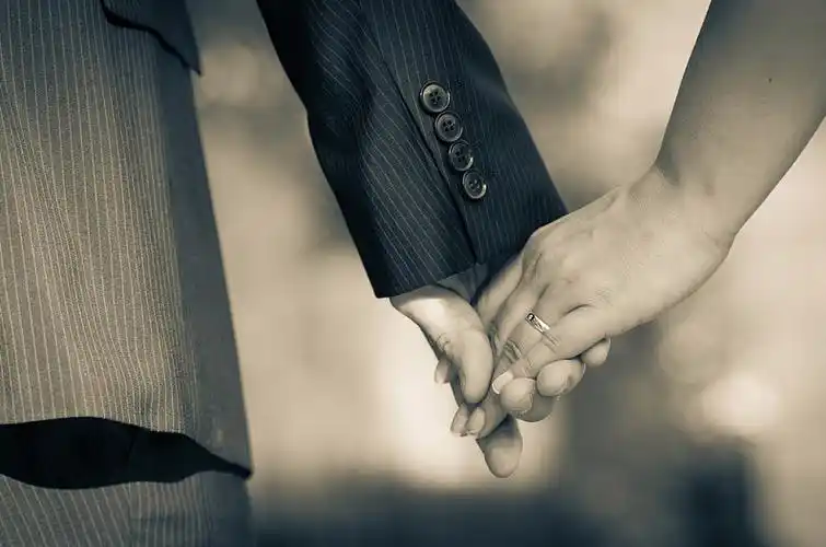 爱情,年轻,情侣,握手,除草_高清图片_全景视觉