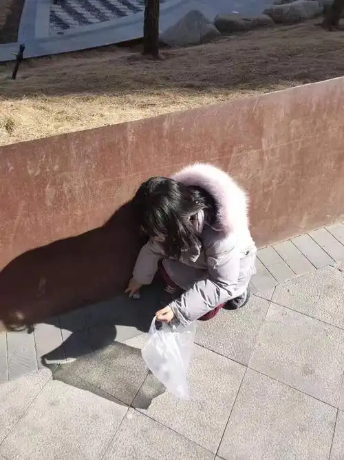 我们来到五一小广场,发现广场旁边有烟头,纸屑,马上把它捡起来放入