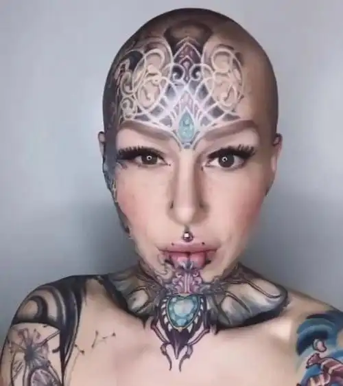 乖乖女辞了正经工作花45万纹身穿孔隆胸竟成网红刺青模特