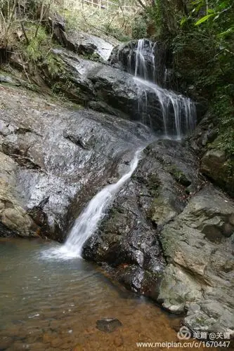 大余丫山卧龙谷瀑布
