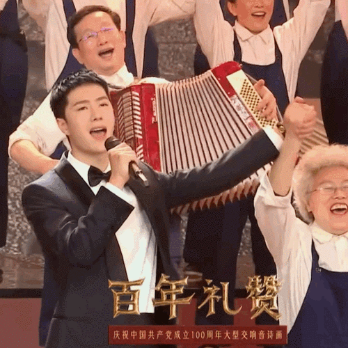 范儿正!王一博百年礼赞献唱,寸头配西装又正又甜,再现央视特供