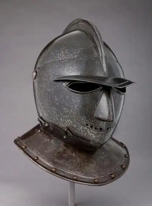 有时候也被称为覆面式勃艮第头盔,多供骑兵使用,有较强的防护性能,面