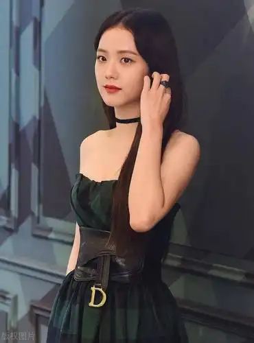 金智秀,一袭裙子亮相 气质真的让人羡慕