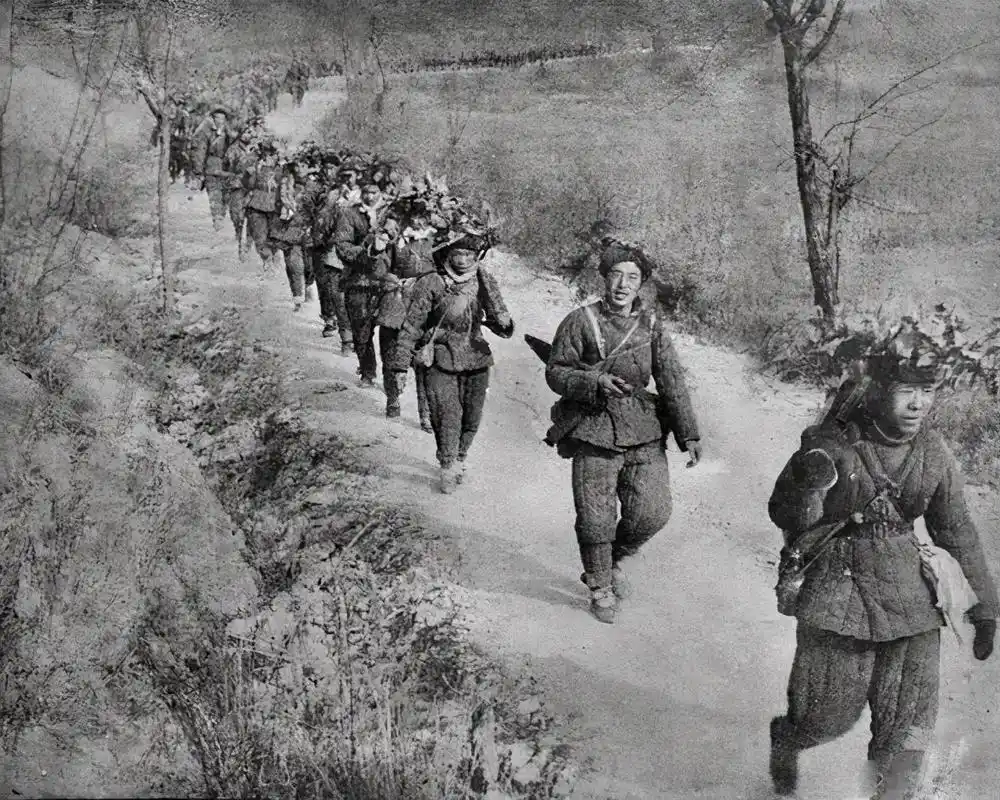 志愿军战士用一发子弹吓破敌胆,大批敌军举手投降,创造战场神话