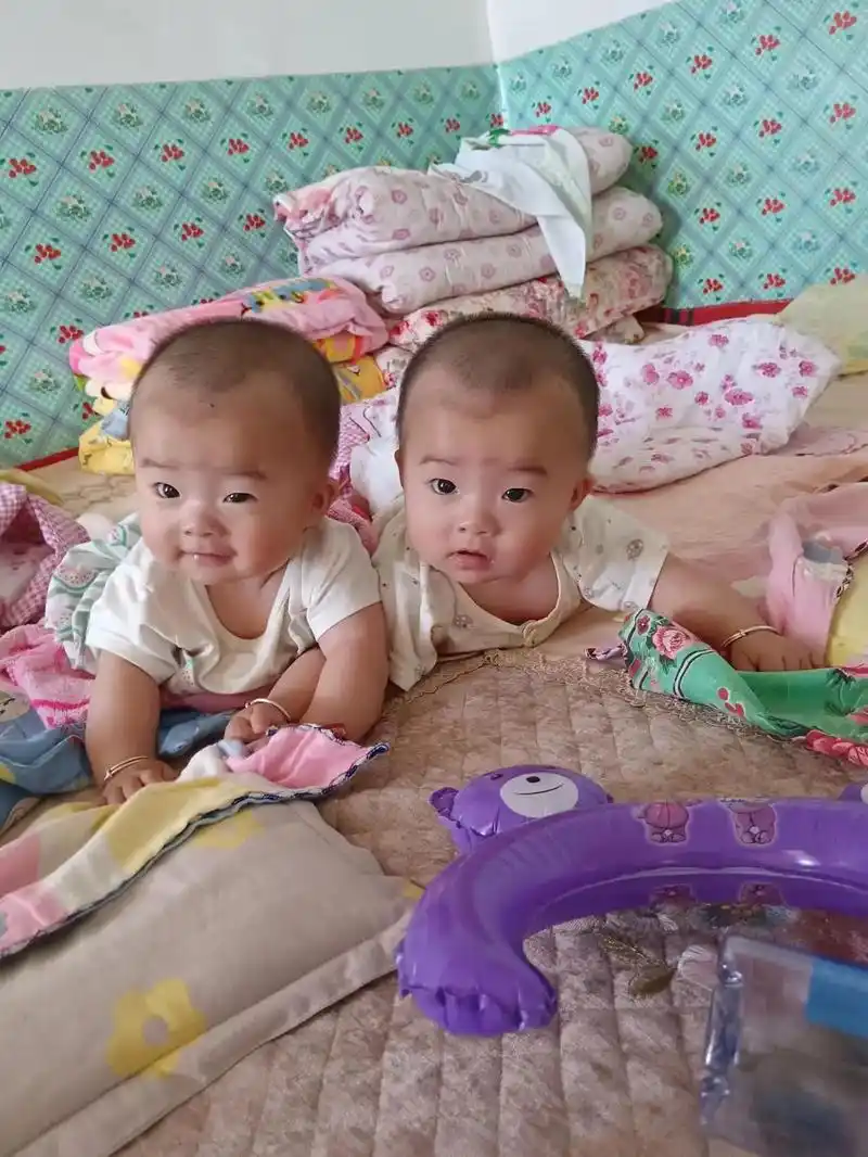 双胞胎宝宝成长记  #炎炎夏日有你们真甜  #每一张照片都 - 抖音