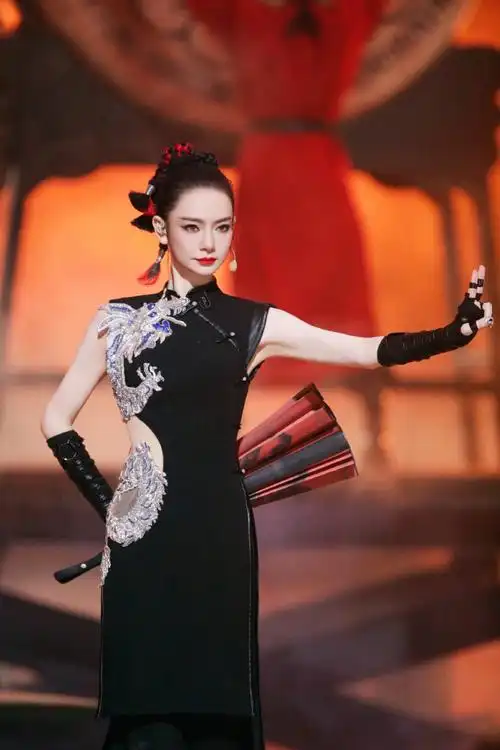 戚薇执扇好a##戚薇黑衣旗袍好a