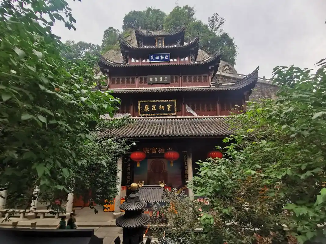新昌大佛寺弥勒石佛,由僧护,僧淑,僧佑三僧 历经三十年艰辛努力,于