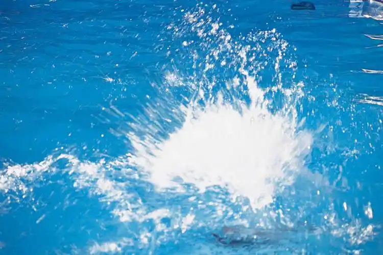 游泳池,横图,俯视,室外,特写,白天,水,飞溅,溅,液体,水池,水滴,水花