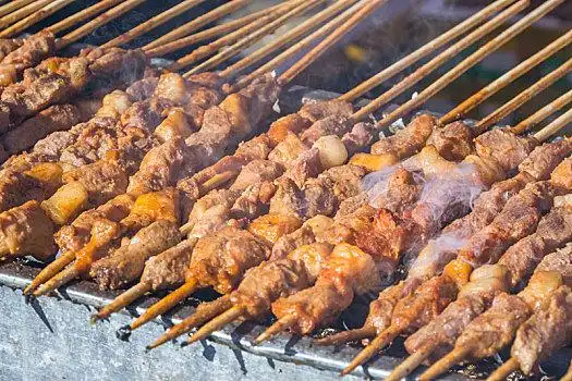 中国小吃烤羊肉串特写