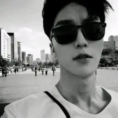 成熟简单干净的男生头像现在流行喜欢大成熟的