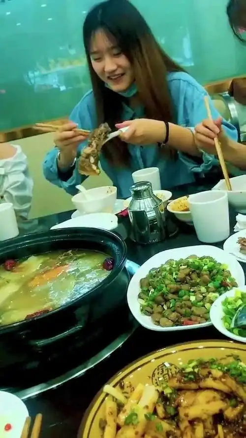 今天约相亲对象吃饭,看她的饭量,我怀疑她是我养不起的人