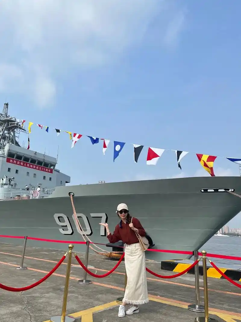 热烈庆祝人民海军成立75周年907