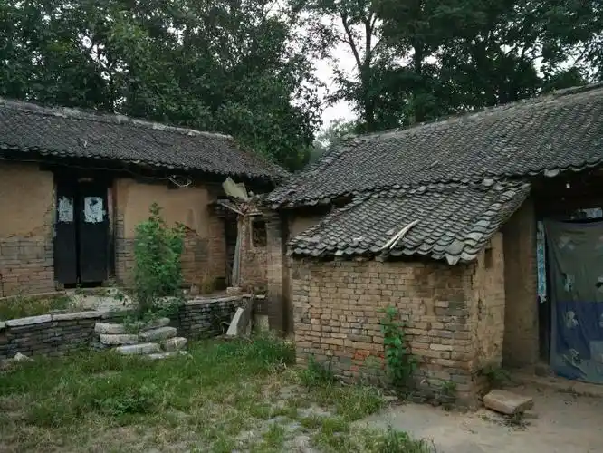 陇海铁路沿线河南豫西山区六十年代的老房子.